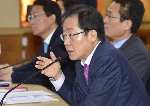 홍준표 자유한국당 대표가 13일 대구시청에서 열린 대구경북 안전 및 생활점검회의에 참석해 인사말을 하고 있다. 성일권 기자 sungig@msnet.co.kr