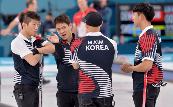 14일 오전 강릉 컬링센터에서 열린 2018평창동계올림픽 컬링 남자 한국-미국 예선에서 한국의 김창민이 동료선수들과 이야기를 나누고 있다. 김영진 기자 kyjmaeil@msnet.co.kr