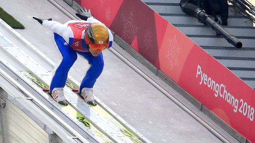 대한민국 국가대표 박제언이 14일 오후 평창 알펜시아 스키점프센터에서 열린 2018 평창동계올림픽 노르딕복합 남자 개인 노멀힐+10㎞ 경기에서 점프 도약대를 향해 내려오고 있다. 연합뉴스