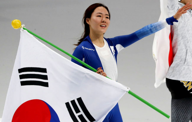 18일 오후 강원 강릉스피드스케이팅경기장에서 열린 2018 평창동계올림픽 스피드스케이팅 여자 500m 경기에서 은메달을 차지한 이상화가 태극기를 들고 관중의 환호에 답하고 있다. 2018.2.18/연합뉴스