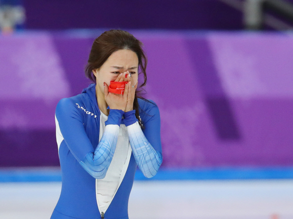 이상화가 평창동계올림픽 스피드스케이팅 여자 500m에서 은메달을 획득했다. 아시아 선수 최초 올림픽 3회 연속 메달 획득 기록을 썼다. 연합뉴스