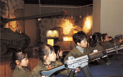 칠곡군 왜관읍 상록어린이집 원생들이 칠곡호국평화기념관을 찾아 총쏘기 등 전투체험을 하고 있다. 칠곡군 제공