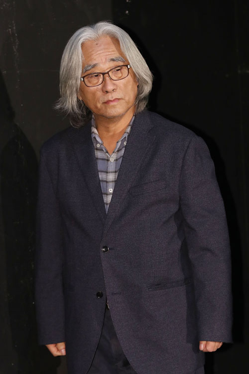이윤택은 19일 오전 서울 종로구 30스튜디오에서 기자회견을 열고, 자신이 성추행을 가한 피해자들에게 공개사과했다. 그러나 성폭행 의혹에 대해서는 부인했다.