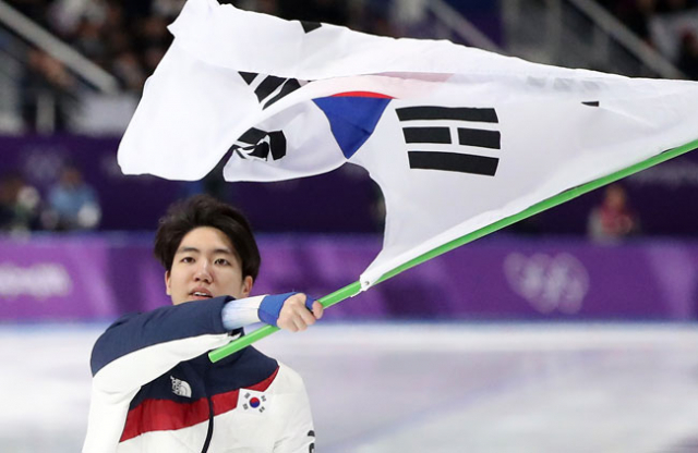 19일 오후 강원 강릉스피드스케이팅경기장에서 열린 2018 평창동계올림픽 스피드스케이팅 남자 500ｍ에서 은메달을 따낸 대한민국 차민규가 태극기를 흔들고 있다. 2018.2.19/연합뉴스