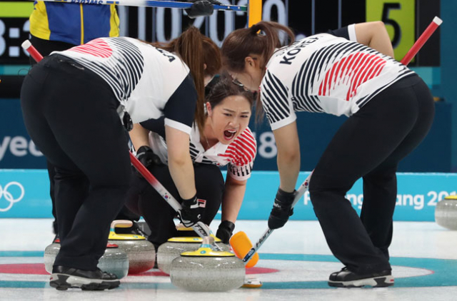 한국 여자 컬링 대표팀이 19일 강릉컬링센터에서 열린 2018 평창동계올림픽 여자 컬링 예선 스웨덴과의 경기 중 김경애가 김선영(왼쪽), 김영미에게 스톤 위치를 알려주고 있다. 연합뉴스