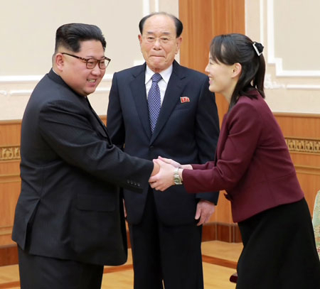 김정은 북한 노동당 위원장이 남쪽을 방문하고 평양에 귀환한 김여정 당 제1부부장 등 고위급 대표단과 만나 이들의 활동 내용을 보고받고 기념사진을 찍었다고 조선중앙TV가 13일 보도했다. 오빠인 김정은 위원장의 손을 꼭 붙잡고 활짝 웃는 김여정. 연합뉴스