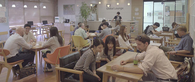 대구대가 올해 저소득층 학생 64명 등 80명의 해외연수를 지원한다. 대구대 글로벌 라운지에서 학생과 외국인 교원이 자유롭게 대화를 나누는 모습. 대구대 제공