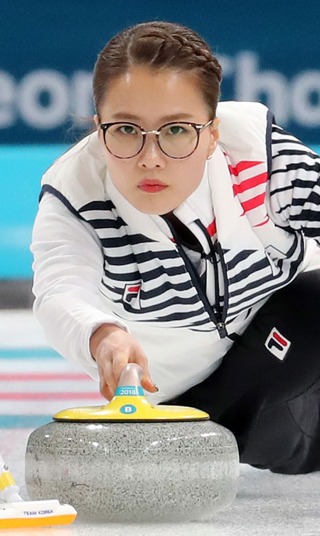 20일 오후 강릉컬링센터에서 열린 2018 평창동계올림픽 여자 컬링 예선 대한민국과 미국의 경기에서 한국 대표팀 스킵(주장) 김은정이 딜리버리를 하고 있다. 연합뉴스