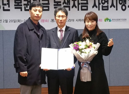 조금래(가운데) 칠곡군 농림정책과장과 농림정책과 직원들이 20일 