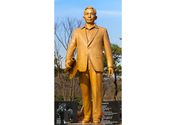 박정희 전 대통령 생가 옆에 세워진 박정희 전 대통령 동상. 구미시 제공