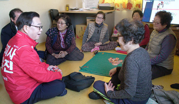 남유진 자유한국당 경북도지사 예비후보는 20일 경북 군위군 의흥면 읍내 2리 마을회관을 찾아 주민들로부터 애로사항을 듣고 있다. 남유진 예비후보 사무실 제공