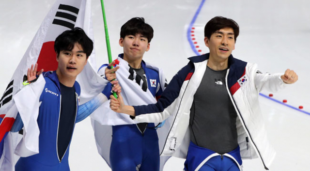 21일 강릉 스피드스케이트장에서 평창동계올림픽 남자 팀추월 노르웨이와의 결승에서 은메달을 획득한 한국 이승훈, 김민석, 정재훈이 관중에게 인사하고 있다.2018.2.21/연합뉴스