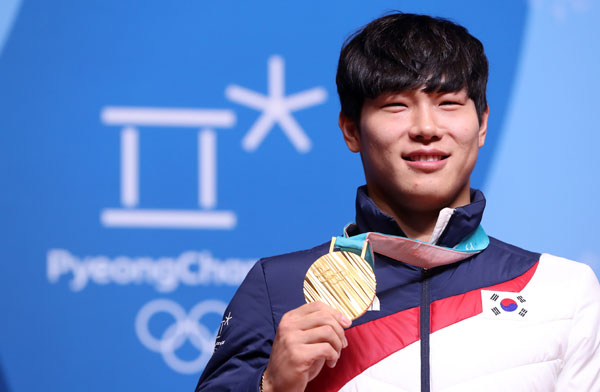 2018 평창동계올림픽 남자 스켈레톤 금메달리스트 윤성빈이 21일 평창 알펜시아 리조트 내 메인프레스센터에서 열린 기자회견에서 금메달과 함께 포즈를 취하고 있다. 연합뉴스