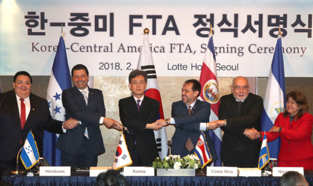 김현종 산업통상자원부 통상교섭본부장과 중미 통상 장관들이 21일 오전 서울 중구 롯데호텔에서 한