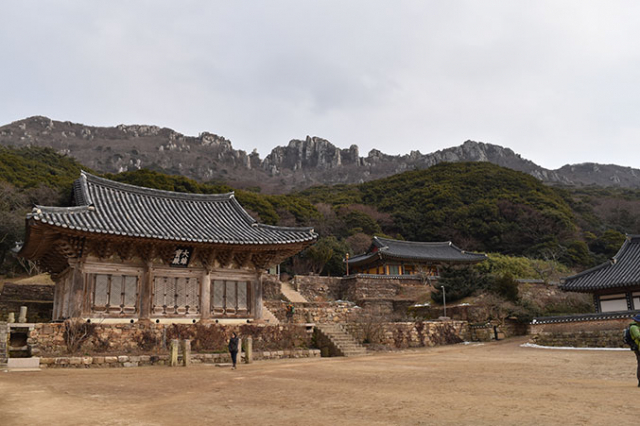 미황사 뒤로 달마산 암릉들이 병풍처럼 두르고 섰다.