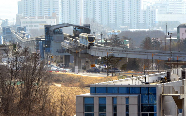 대구도시철도 3호선 칠곡차량기지 인근에 위치한 동호마을 주민들이 차량기지에 간이역사 신설을 요구하고 있다. 21일 3호선 종착역인 칠곡경북대병원역을 지난 열차가 궤도를 변경하기 위해 잠시 멈춰 서 있다. 오른쪽에 차량기지 건물이 보인다. 성일권 기자 sungig@msnet.co.kr