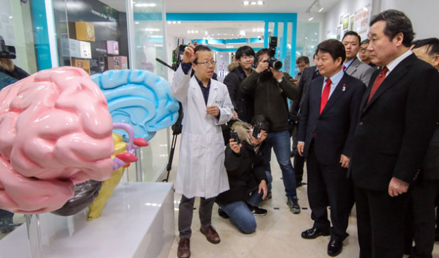 이낙연 국무총리는 22일 오후 대구 동구 신서혁신도시 내 한국뇌연구원을 방문해 권영진 대구시장과 함께 첨단 뇌연구 장비들을 둘러보며 대구경북지역 4차 산업혁명 준비 현장을 점검했다. 정운철 기자 woon@msnet.co.kr