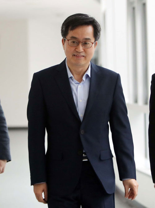 김동연 경제부총리 겸 기획재정부 장관이 22일 오후 주요 현안 설명을 하려고 기재부 기자실로 향하고 있다. 연합뉴스