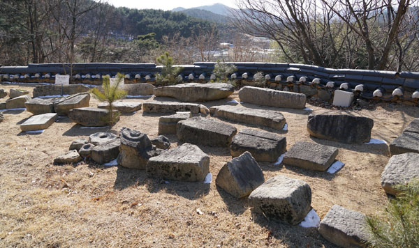 경상북도 문화재자료 제657호로 지정된 반룡사의 화문면석 부재 10점. 경산시 제공