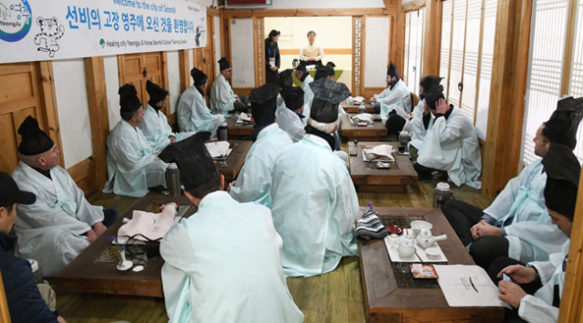 영주 선비촌을 방문한 IOC 위원과 외신기자단이 한복을 곱게 차려 입고 다도체험을 하고 있다. 영주시 제공