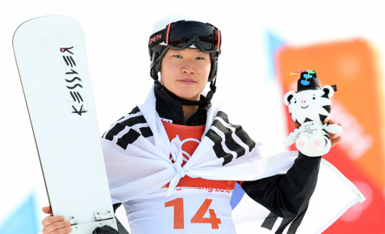 24일 강원 평창 휘닉스 스노 경기장에서 열린 2018 평창동계올림픽대회 남자 스노보드 평행대회전 경기에서 은메달을 차지한 후 플라워 세리머니에 참석한 대한민국 이상호 선수가 포즈를 취하고 있다. 연합뉴스