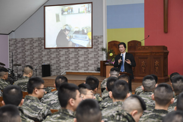 전충진 독도 전문가가 해병대 장병을 대상으로 독도 안보 강연을 진행하고 있다. 해병대 제1사단 제공