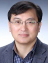 서울대 농경제학과 및 동 대학원 수료. 새천년민주당 정책위 부의장. 한국농림수산정보센터 사장. 농어촌 발전위원회 전문위원. 정치평론가. 황장수 미래경영연구소 소장