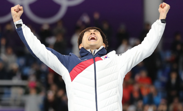24일 강릉스피드스케이팅경기장에서 열린 2018 평창동계올림픽 스피드스케이팅 남자 매스스타트 결승 경기에서 금메달을 획득한 이승훈이 환호하고 있다. 연합뉴스
