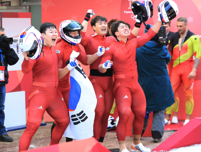 25일 평창슬라이딩센터에서 열린 2018 평창올림픽 봅슬레이 남자 4인승 4차 주행에서 은메달을 따낸 대한민국 원윤종-서영우-김동현-전정린 조가 환호하고 있다. 연합뉴스