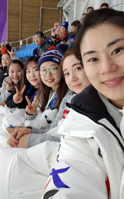한국 여자 컬링 대표팀 선수들이 응원차 들른 스피드스케이트경기장에서 기념촬영을 하고 있다. 오른쪽부터 김민정 감독, 김경애