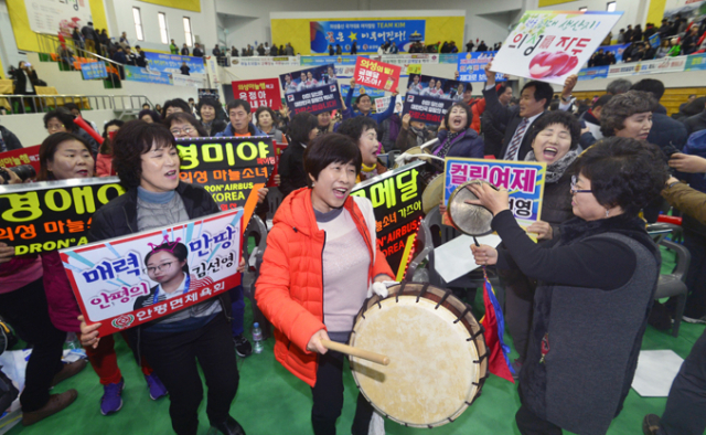 평창동계올림픽 여자 컬링 한국 대 스웨덴 결승전이 열린 25일 의성 실내체육관에 모인 군민들이 북, 꽹과리 등을 치며 신명나는 응원전을 펼치고 있다. 성일권 기자 sungig@msnet.co.kr