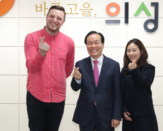 23일 의성군청을 방문한 월스트리트저널의 데니스 보스닉(왼쪽) 기자가 인터뷰를 마친 뒤 김주수 의성군수와 기념사진을 찍고 있다. 의성군 제공