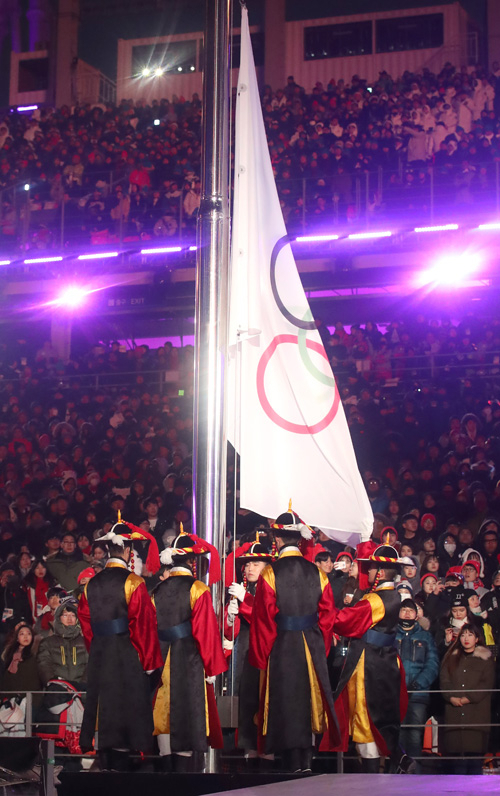 25일 강원도 평창 올림픽스타디움에서 열린 2018 평창동계올림픽 폐회식에서 16일 동안 펄럭였던 올림픽기가 내려지고 있다. 연합뉴스