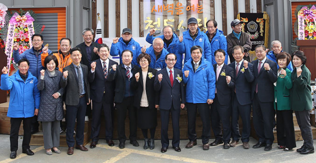 청도군과 청도시장상인회는 24일 청도시장 특설무대에서 골목형시장 육성사업 완료를 기념하는 준공 행사와 브랜드 선포식을 했다. 청도군 제공