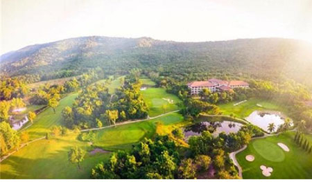 알록달록 아름다운 풍경의 힐사이드CC의 클럽하우스와 코스 전경. 자이언트 골프앤투어 제공