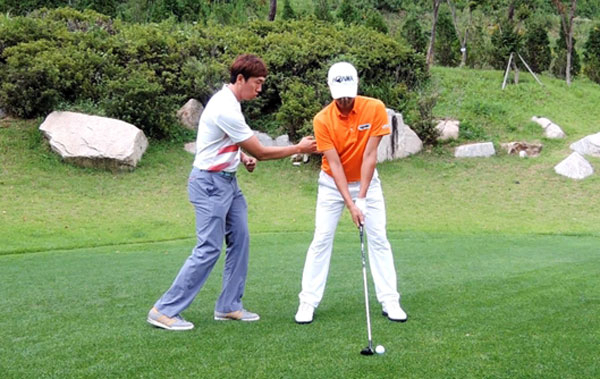 자세도 중요하지만 공을 잘 치는 것은 임팩트의 미학이다. 한 티칭프로가 아마추어 골퍼에게 레슨을 하는 장면. 매일신문 DB