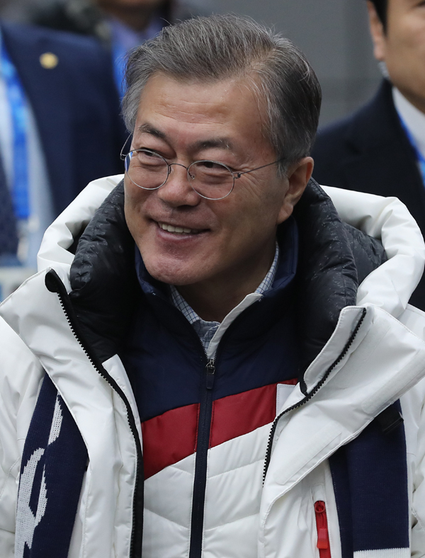 평창동계올림픽에서 은메달을 획득한 여자 컬링 대표팀에게 축전을 보낸 문재인 대통령. 연합뉴스