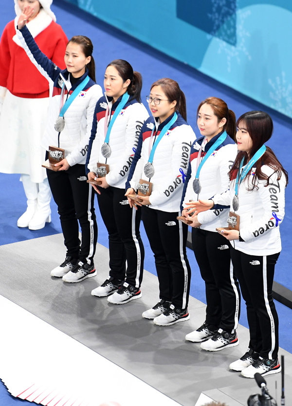 평창동계올림픽에서 은메달을 획득한 여자 컬링 대표팀. 연합뉴스