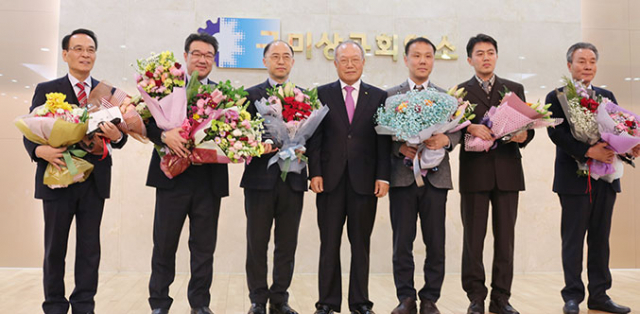 류한규(가운데) 구미상공회의소 회장이 지난 1월 구미상의 강당에서 열린 구미상공대상 시상식에서 경영