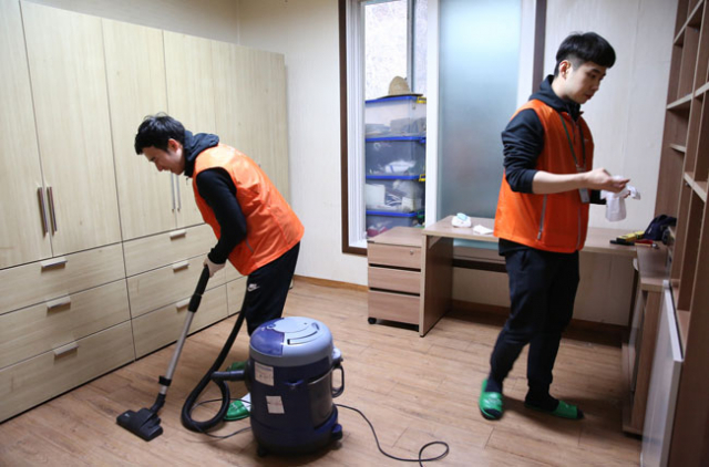가구 기부 봉사에 나선 한샘 직원들이 가구를 배치한 후 청소하고 있다. 한샘 제공