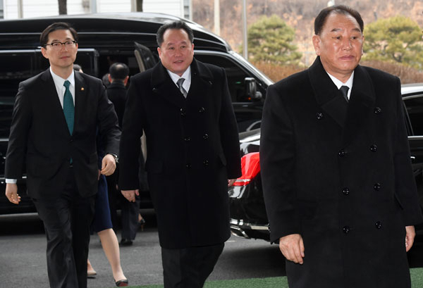 김영철(오른쪽) 북한 노동당 중앙위원회 부위원장 겸 통일전선부장과 리선권 조국평화통일위원회 위원장이 27일 경기 파주시 남북출입사무소로 들어서고 있다. 왼쪽은 천해성 통일부 차관.