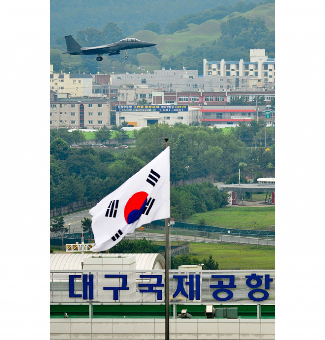 대구국제공항에서 공군 전투기가 활주로에 착륙하기 위해 랜딩 기어를 내린 채 접근하고 있다. 매일신문 DB