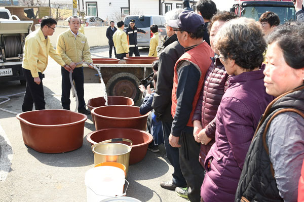 경주시는 지난달 27일 극심한 가뭄으로 인한 제한급수 훈련을 불국사 진티마을에서 실시했다. 제한급수 상황을 고려, 최양식 경주시장이 주민들에게 급수를 하고 있다.