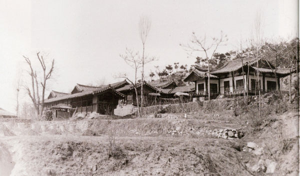 1942년철도 개설로 훼손되기 전의 임청각 사진. (국립중앙박물관 보관) 조선총독부가 촬영한 유리건판 사진으로 강 언덕에 의연하게 자리한 99칸 임청각과 별당인 군자정