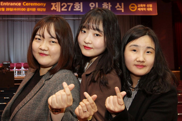 지난달 28일 구미대 입학식에서 자매가 새내기로 입학하면서 세 자매가 나란히 구미대 동문이 됐다. 이수지(왼쪽부터)