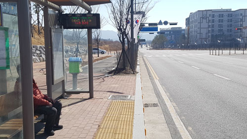 경북도청 신도시에 버스 노선과 택시가 부족해 주민과 방문객들이 불편을 겪고 있다. 박영채 기자