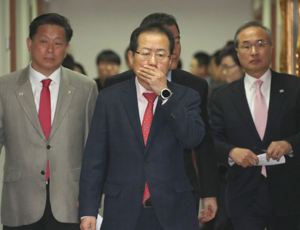 자유한국당 홍준표 대표 등 당 지도부가 2일 서울 여의도 당사에서 열린 확대 당직자회의에 참석하고 있다. 연합뉴스