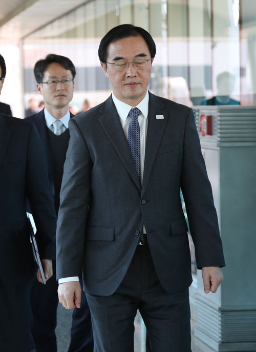대북 특사로 유력하게 거론되는 조명균 통일부 장관이 2일 오전 서울 세종로 정부서울청사에서 열린 통일부 창설 49주년 기념식에 참석한 후 행사장을 나오고 있다. 연합뉴스