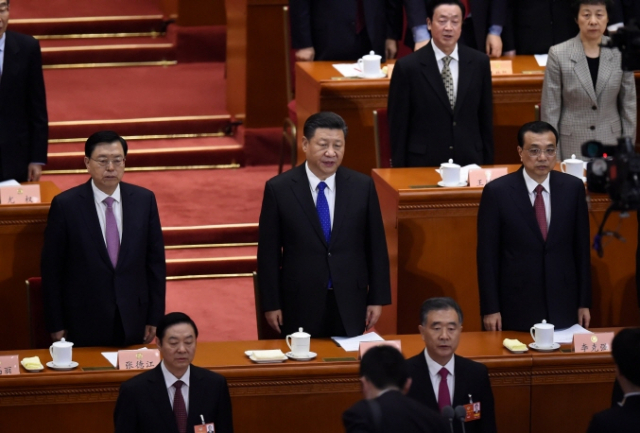 3일 중국 베이징 소재 인민대회당의 전국인민정치협상회의(정협, CPPCC) 개막식에서 시진핑(가운데) 국가주석과 리커창(오른쪽) 총리 등 참석자들이 국가를 부르고 있다. 중국 최대 정치 행사인 양회(兩會