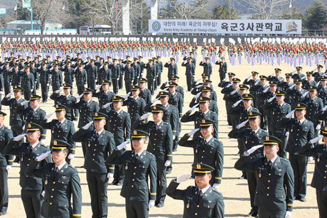 육군3사관학교 53기 생도들이 2일 학교 연병장에서 열린 졸업 및 임관식에서 송영무 국방부 장관에게 경례를 하고 있다. 육군3사관학교 제공